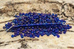 Seed Beads transparent rainbow 2,6 mm, Mörkblå (20g)