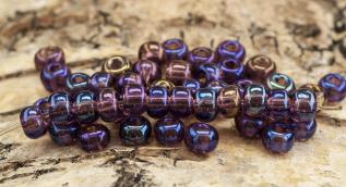 Seed bead transparent rainbow 6 mm, Mörklila (10g)