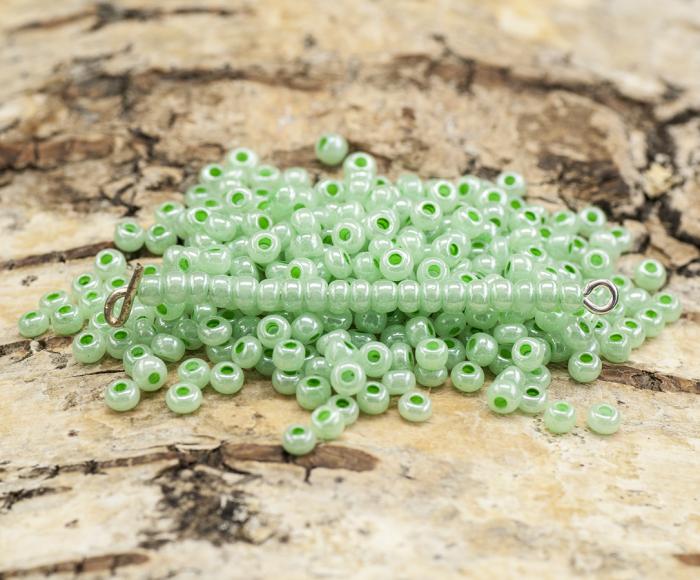 Seed Beads opak lustered 2,6 mm, Ljusgrn (20g)