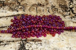 Seed Beads transparent rainbow 2,6 mm, Röd (20g)
