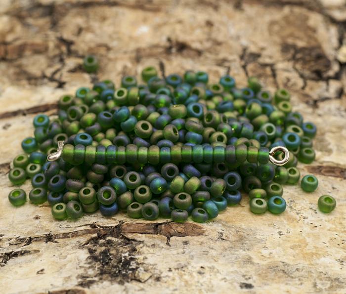 Seed Beads matt rainbow 2,6 mm, Grn (20g)