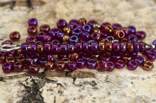 Seed Beads transparent rainbow 2,6 mm, Mörkröd (20g)