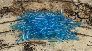 Bugle Beads transparent 2x7 mm, Blå (20g)