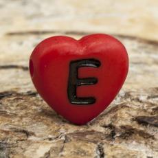 Bokstavspärla hjärtformad E 11x12 mm, Röd (5st)