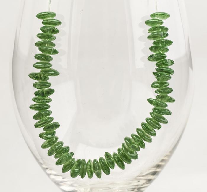 Glaspärla chip 7-8 mm, Mossgrön/Klar (10g)
