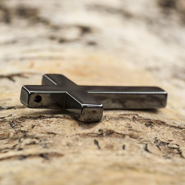 Berlock kors hematit 23x35 mm, Svart (st)
