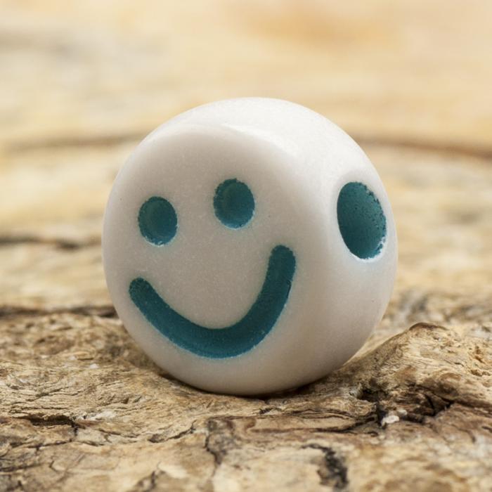 Akrylpärla Smiley 10 mm, Vit/Färgmix (25st)