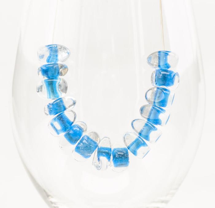 Glaspärla Triangel 12 mm, Klar/Blå (5st)