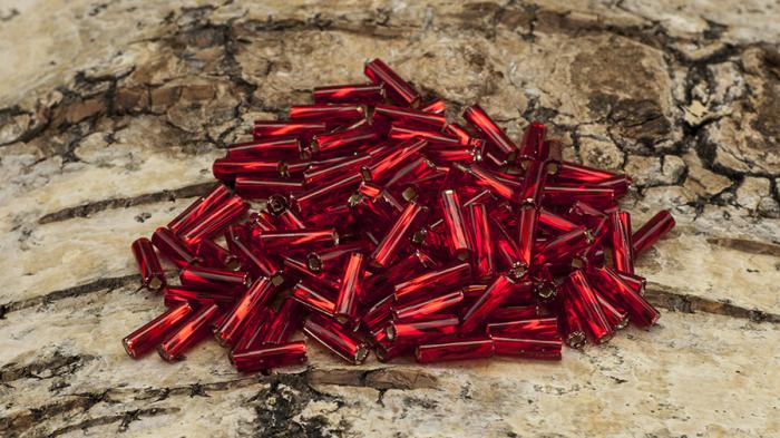 Bugle Beads Silverlined Twist 2x7 mm, Röd (20g)