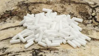 Bugle Beads opak 2x7 mm, Vit (20g)