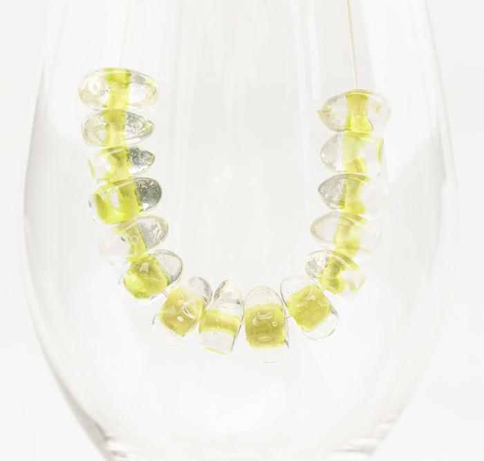 Glaspärla Triangel 12 mm, Klar/Grön (5st)