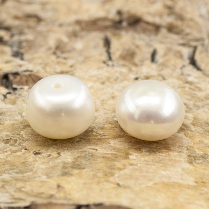 Halvborrad sötvattenspärla 7x6 mm, Vit (st)