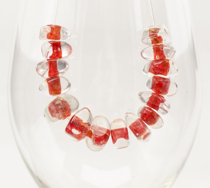 Glaspärla Triangel 12 mm, Klar/Röd (5st)