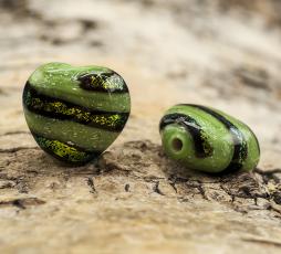 Glaspärla Hjärta 17x15 mm, Ljusgrön/Svart (st)