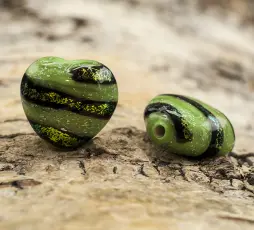 Glaspärla Hjärta 17x15 mm, Ljusgrön/Svart (st)