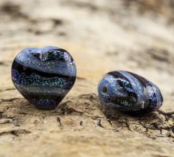 Glaspärla Hjärta 17x15 mm, Blålila/Svart (st)