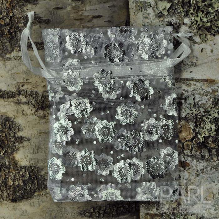 Tygpåse organza 7x9 cm, Vit med silverblommor (st)