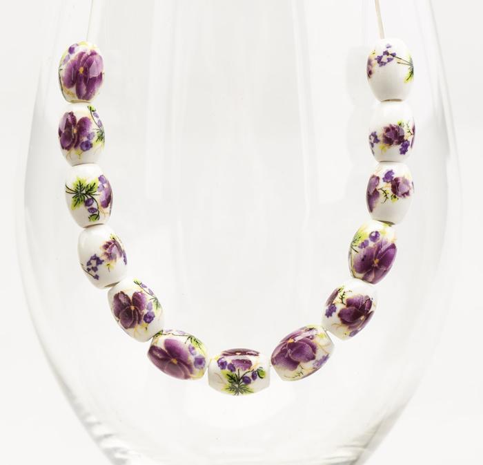 Porslinspärla oval 10,5x8 mm, Vit med lilarosa blommor (st)
