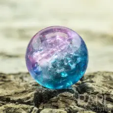 Krackelerad glasp&auml;rla rund 8 mm, Ljusbl&aring;/Rosa (20st)