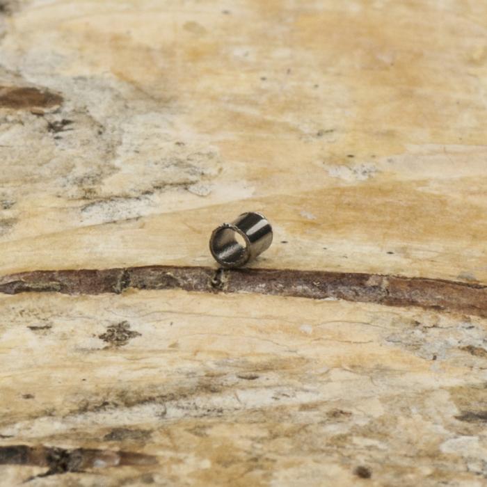 Klämpärla avlång 1,5 mm, Svart (100st)
