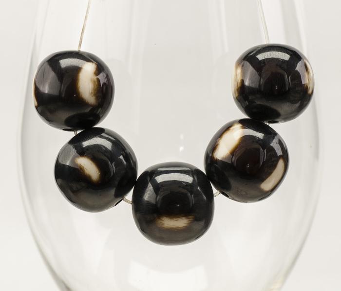 Träpärla Rund 20 mm, Svart/Vit (5st)