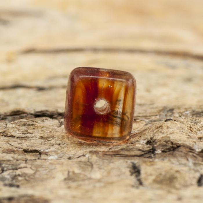 Glaspärla Kub 6x5,5 mm, Klar/Röd (15st)