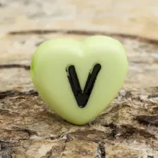Bokstavspärla hjärtformad V 11x12 mm, Grön (5st)