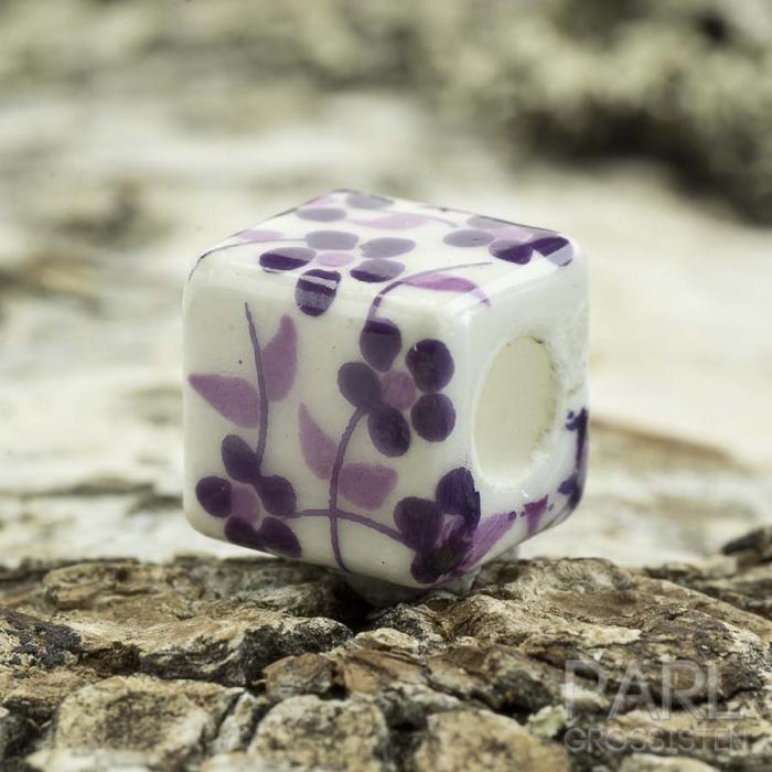 Porslinspärla Kub 10x10 mm, Vit med lila blommor (st)