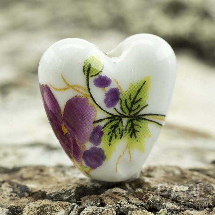 Porslinspärla Hjärta 15x15 mm, Vit med lilarosa blommor (st)