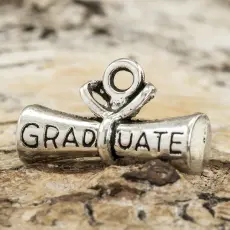 Berlock Diplom "Graduate" 21x13mm, Antiksilver (5st)