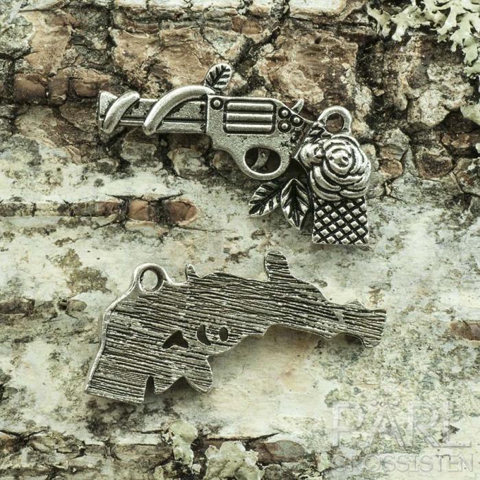 Berlock Pistol med ros 20x32 mm, Antiksilver (st)