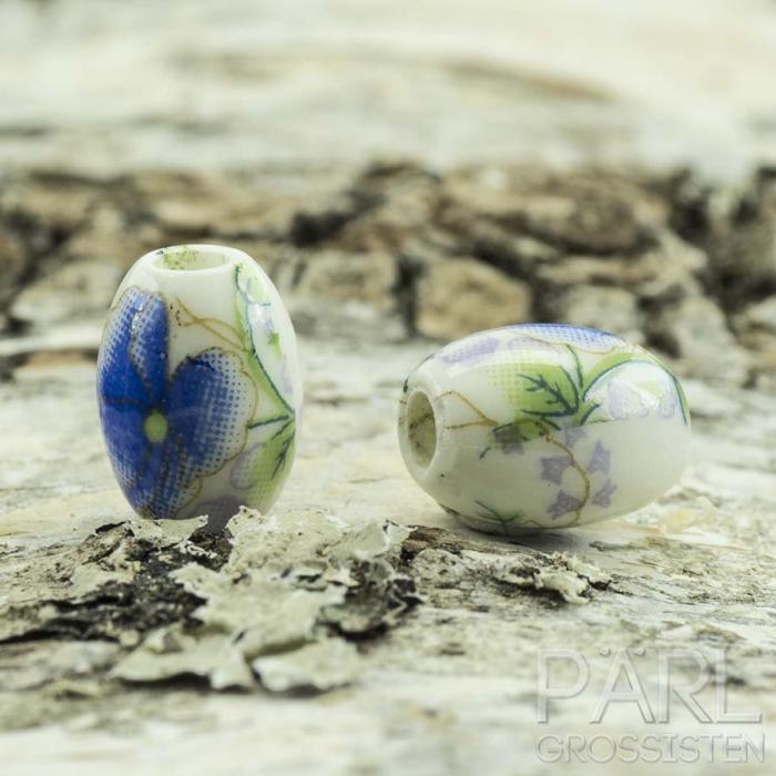 Porslinspärla oval 11x8 mm, Vit med blå blommor (st)