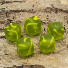 Frostad glaspärla kub 9 mm, Grön/Gul (5st)
