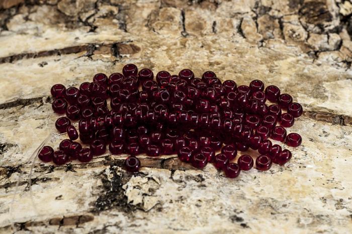 Seed Beads transparent 2,6 mm, Mörkröd (20g)