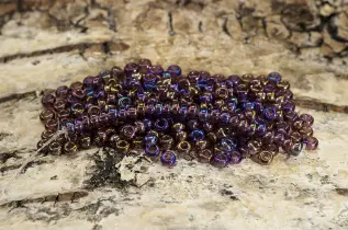 Seed Beads transparent rainbow 2,6 mm, Mörklila (20g)