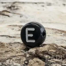 Bokstavspärla E 7 mm, Svart (25st)