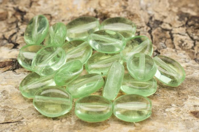 Oval glaspärla 6x8 mm, Grön (20st)