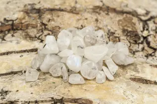 Halvädelsten Chip 4-9 mm, Vit/Svart (10g)