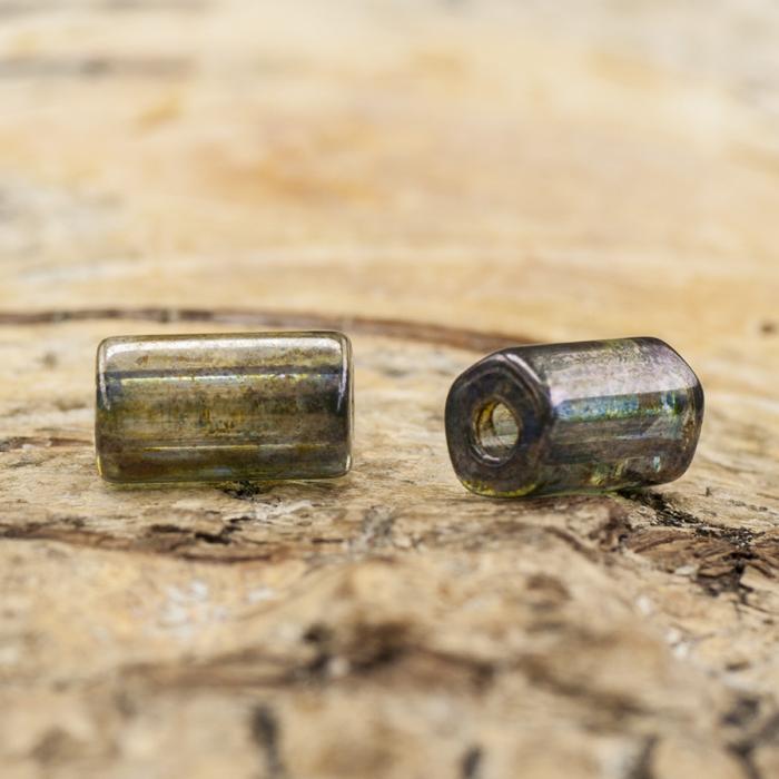 Glaspärla Stav 4x7 mm, Grågrön (25st)